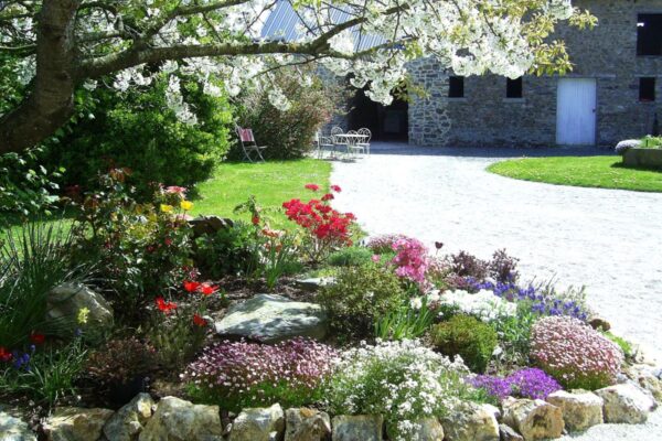 steingarten-mit-blick-auf-die-scheune steingarten-mit-blick-auf-die-scheune